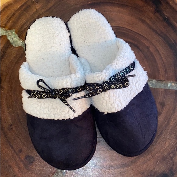 isotoner Shoes - Isotoner US Size 8.5-9 slip-on slippers black